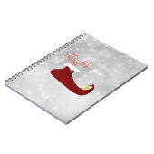 Red Elf Shoe mit Candy Canes auf Bokeh Hintergrund Notizblock (Linke Seite)