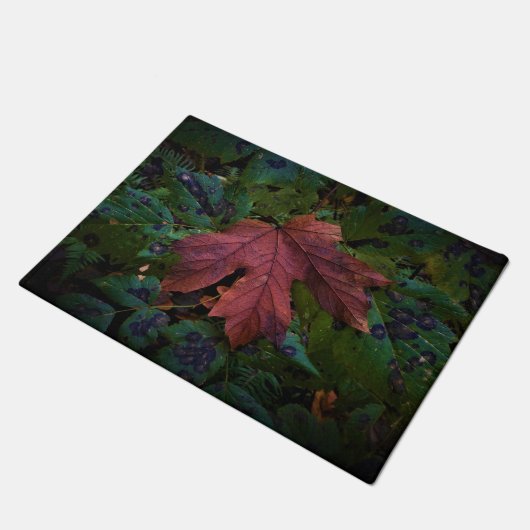 Red Fall Leaf Fußmatte (Schrägansicht)