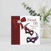 Red Feather Masken Sweet 16 Masquerade Party Einladung (Stehend Vorderseite)