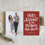 Red Feliz Navidad Script Weihnachts-Foto Feiertagskarte<br><div class="desc">Feliz Navidad y un próspero año nuevo! Senden Sie Ihre Urlaubswünsche mit dieser individuell gestaltbaren Weihnachtskarte an Freunde und Familie. Diese spanische Weihnachtskarte zeichnet sich durch moderne Kalligraphie aus. Personalisieren Sie diese,  indem Sie Ihre Daten hinzufügen. Dieses Foto Weihnachtskarte ist in anderen Farben und Kartenmaterial erhältlich. Matching-Elemente sind verfügbar.</div>