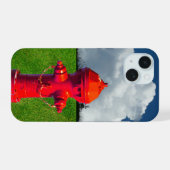 Red Fire Hydrant, Grass, Wolken iPhone 15 Hülle (Rückseite (Horizontal))