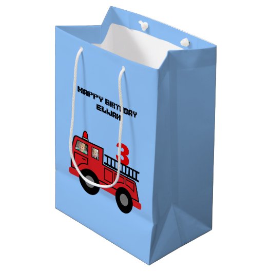 Red Fire Truck Kid's Birthday Foto Custom Mittlere Geschenktüte (Vorderseite Schrägansicht)