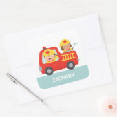 Red Fire Truck mit Feuerwehrmann und Welpe Quadratischer Aufkleber (Umschlag)