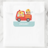 Red Fire Truck mit Feuerwehrmann und Welpe Quadratischer Aufkleber (Tasche)