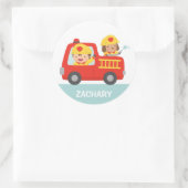 Red Fire Truck mit Feuerwehrmann und Welpe Runder Aufkleber (Tasche)