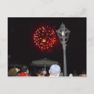Red Fireworks Celebration mit Lamppost Image Einladungspostkarte