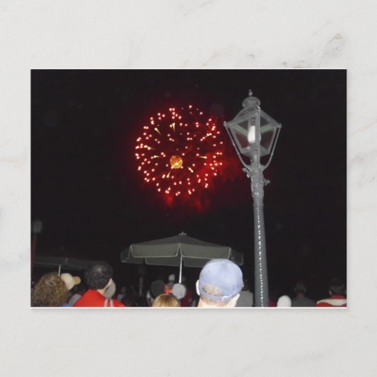 Red Fireworks Celebration mit Lamppost Image Einladungspostkarte (Vorderseite)