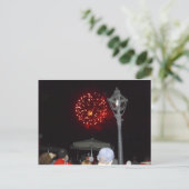 Red Fireworks Celebration mit Lamppost Image Einladungspostkarte (Stehend Vorderseite)