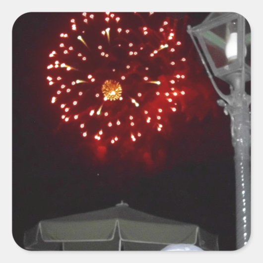 Red Fireworks Celebration mit Lamppost Image Quadratischer Aufkleber (Vorderseite)