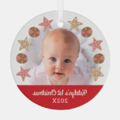 Red First Christmas Baby Foto Girl Cookie Wreath Ornament Aus Glas (Rückseite)