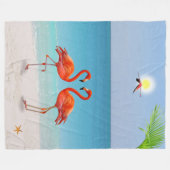 Red Flamingo Couple & Palm Leaf am Strand Fleecedecke (Vorderseite (Horizontal))