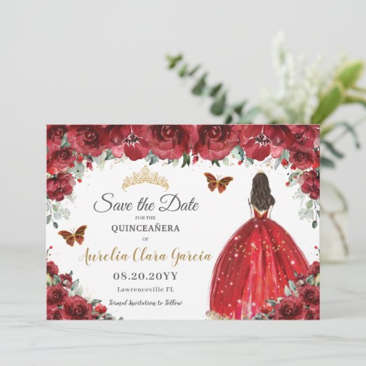 Red Floral Princess Gold Quinceañera Save the Date (Stehend Vorderseite)