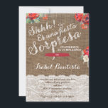 Red Floral Surprise Party Einladungen ins Spanisch<br><div class="desc">Überraschen Geburtstagsparty lädt Prints auf Spanisch ein für ein Weibchen mit dem Hintergrund des Schlackenspitzeneffekts und der Blume des Scharlachrots.</div>