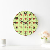 Red Floral Vine Pattern on Light Green Große Wanduhr