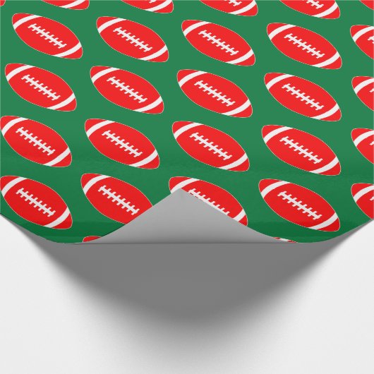 Red Footballs auf Green Background Weihnachtsgesch Geschenkpapier (Ecke)
