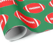 Red Footballs auf Green Background Weihnachtsgesch Geschenkpapier (Rolleneckpunkt)