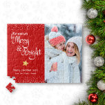 Red Foto Days Merry Bright Script Gold Holiday Puzzle<br><div class="desc">"Mögen deine Tage fröhlich und hell sein." Ein verspieltes, weißes Schriftzeichen-Zitat und ein goldener Glitzer-Stern vor einem Backsteingebirge, zusammen mit dem Foto Ihrer Wahl, helfen Ihnen, Weihnachten und Neujahr zu beginnen. Genießen Sie die Wärme und Freude der Ferienzeit, wenn Sie dieses stilvolle und moderne personalisierte, maßgeschneiderte Puzzle nutzen. Ersetzen Sie...</div>