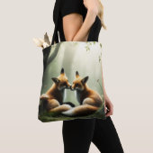 Red Fox Cuddle in Misty Forest Tasche (Von Nahem)