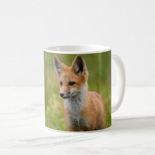 Red Fox Kit auf Graswiese Kaffeetasse (VorderseiteRechts)