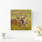 Red Fox Kit für Momma Quadratische Wanduhr (Zuhause)