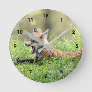 Red Fox Kit Yawning Runde Wanduhr
