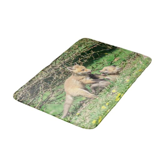 Red Fox Kits Playing Badematte (Schrägansicht)