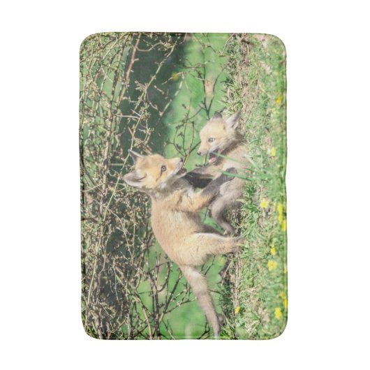 Red Fox Kits Playing Badematte (Vorderseite Vertikal)