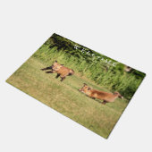 Red Fox Kits Playing Fußmatte (Schrägansicht)