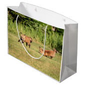 Red Fox Kits Playing Große Geschenktüte (Rückseite Schrägansicht)