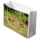 Red Fox Kits Playing Große Geschenktüte (Vorderseite Schrägansicht)