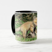 Red Fox Kits Playing Tasse (Vorderseite Links)