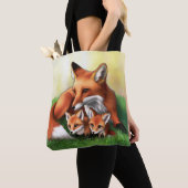 Red Fox Mutter und Kits im Gras Tasche (Von Nahem)