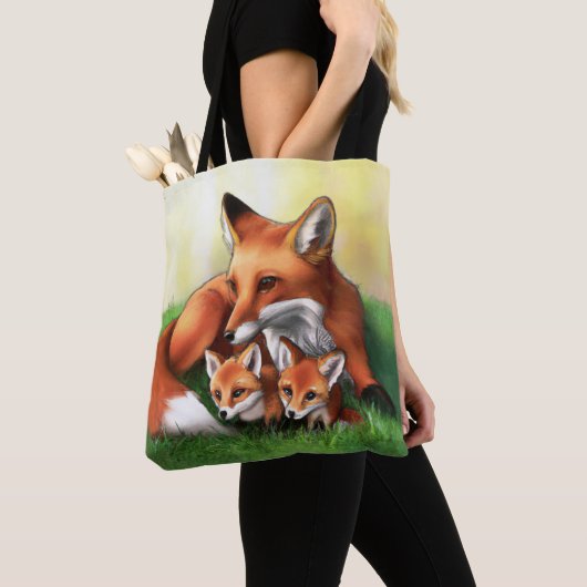 Red Fox Mutter und Kits im Gras Tasche (Von Nahem)