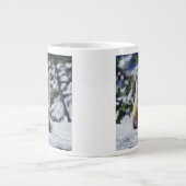 Red Fox sitzend auf der Schneebrücke, Vulpes, Mt. Jumbo-Tasse (Vorderseite)