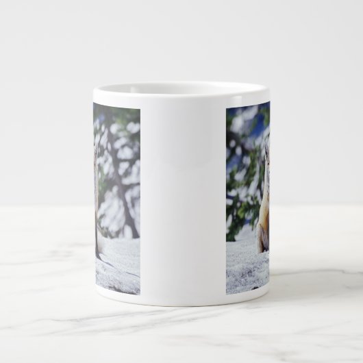 Red Fox sitzend auf der Schneebrücke, Vulpes, Mt. Jumbo-Tasse (Vorderseite)