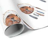 Red Fox Sleeping on Dreamcatcher Geschenkpapier (Rolleneckpunkt)