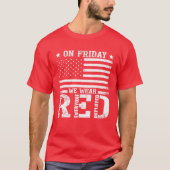 RED Friday Remember Every Deployed USA Flag Arm T-Shirt (Vorderseite)