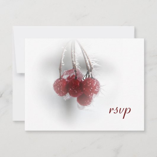 Red Frosty Berries Winter Wedding UAWG RSVP Karte (Vorderseite)