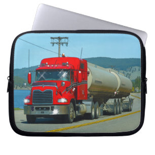 Red Fuel Tanker Truck & Lake Landschaftliche Fahrk Laptopschutzhülle