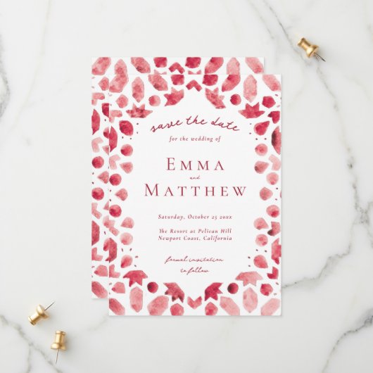 Red Geometric Intricate Pattern mit QR Save The Date (Vorderseite/Rückseite Beispiel)