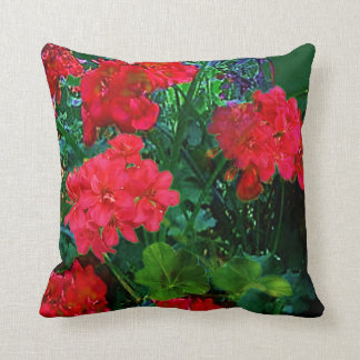 RED GERANIUMS GREEN GARDEN ART KISSEN