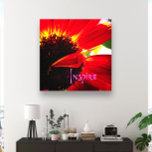 Red Gerber Daisy Closeup Foto Bold Modern Inspirie Leinwanddruck<br><div class="desc">"Inspirier." Ein nahes Foto mit einem lebhaften, rot-orangen und gelben Dekor erinnert an einen warmen Sommertag. Entspannen Sie sich und erleben Sie die Inspiration dieses Fotos, wann immer Sie diese atemberaubende, grafische Leinwand betrachten. Das ist ein großartiges und inspirierendes Geschenk! Sie können einfach diese Wandkunst personalisieren und ich biete auch...</div>