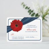 Red Gerber Daisy Navy Blue Ribbon Wedding RSVP Karte (Stehend Vorderseite)