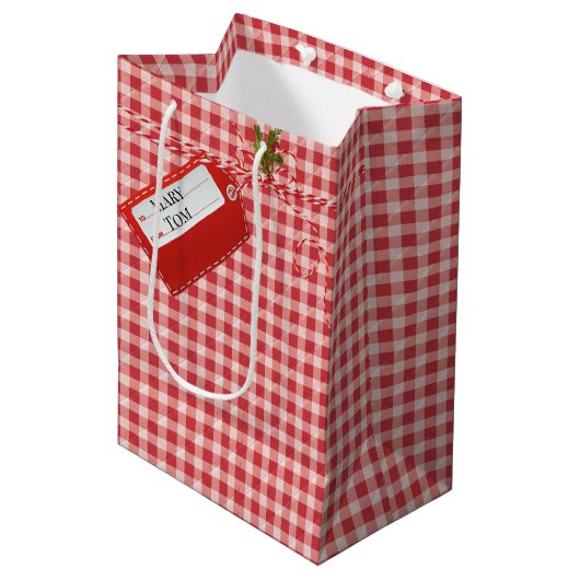 Red Gift Tag auf Gingham Mittlere Geschenktüte (Vorderseite Schrägansicht)