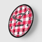 Red Gingham Black Retro Name Runde Wanduhr (Winkel)