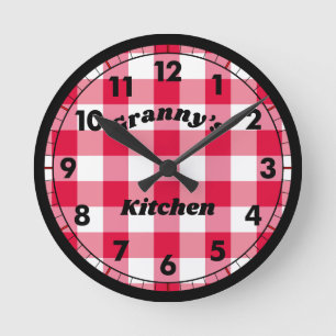 Red Gingham Black Retro Name Runde Wanduhr