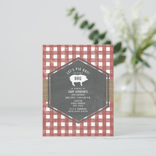 Red Gingham Chalkboard Pig Burlap Grillen Einladung (Stehend Vorderseite)