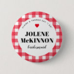 Red Gingham Country Wedding Bridesmaid Name Button<br><div class="desc">Eine unterhaltsame Art,  einer Mischfamilie zu helfen,  zu erfahren,  wer wer ist,  diese karierten Gingham Gingham-Tags für Hochzeitsfeiern sind eine leichte Ergänzung zu Begrüßungstaschen,  Probe-Dinner-Tischen,  Verlobungs-Party-Alben und vielem mehr. Geben Sie eine an alle Brautmädchen als funktionelles Geschenk für den Junggeselinnen-Abschied.</div>