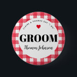 Red Gingham Country Wedding Groom's Name Button<br><div class="desc">Eine unterhaltsame Art,  einer Mischfamilie zu helfen,  zu erfahren,  wer wer ist,  diese karierten Gingham Gingham-Tags für Hochzeitsfeiern sind eine leichte Ergänzung zu Begrüßungstaschen,  Probe-Dinner-Tischen,  Verlobungs-Party-Alben und vielem mehr. Gib dem Bräutigam einen,  damit Oma aufhört,  ihn den Ex-Namen zu nennen.</div>