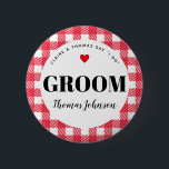 Red Gingham Country Wedding Groom's Name Button<br><div class="desc">Eine unterhaltsame Art,  einer Mischfamilie zu helfen,  zu erfahren,  wer wer ist,  diese karierten Gingham Gingham-Tags für Hochzeitsfeiern sind eine leichte Ergänzung zu Begrüßungstaschen,  Probe-Dinner-Tischen,  Verlobungs-Party-Alben und vielem mehr. Gib dem Bräutigam einen,  damit Oma aufhört,  ihn den Ex-Namen zu nennen.</div>